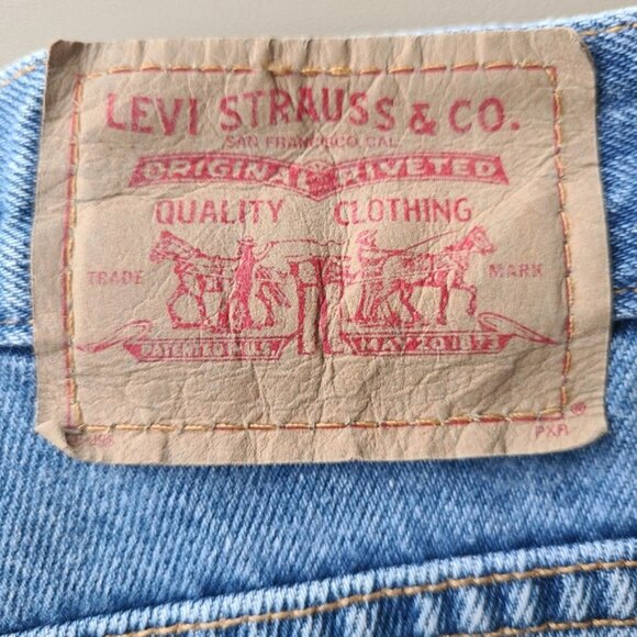 Vintage Levi's High Waisted Light Wash Blue Denim Mom Jean Shorts Size 12 32 x 7 - Picture 6 of 7